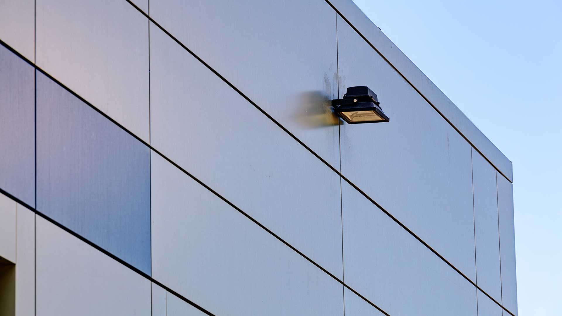 Secret fix rainscreen system in grey / silver